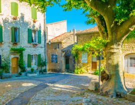 Lais Puzzle - eine enge Straße in der Altstadt von Vaison-la-Romaine in Frankreich - 40, 100, 200, 500, 1.000 & 2.000 Teile