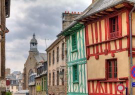Lais Puzzle - Schönes Stadtbild der alten traditionellen Häuser mit Holzbalken in Saint-Brieuc, im Departement Côtes-d'Armor in der Bretagne, Frankreich - 1.000 Teile