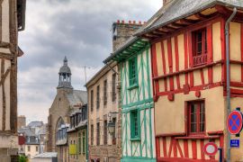 Lais Puzzle - Schönes Stadtbild der alten traditionellen Häuser mit Holzbalken in Saint-Brieuc, im Departement Côtes-d'Armor in der Bretagne, Frankreich - 2.000 Teile