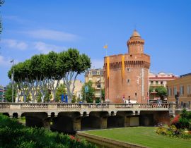 Lais Puzzle - Blick auf den Kanal und das Schloss von Perpignan im Frühling. Pyrenäen-Orientales, Frankreich - 40, 100, 200, 500, 1.000 & 2.000 Teile