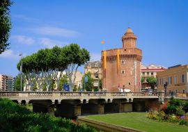 Lais Puzzle - Blick auf den Kanal und das Schloss von Perpignan im Frühling. Pyrenäen-Orientales, Frankreich - 1.000 Teile