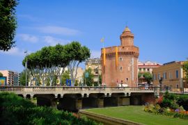 Lais Puzzle - Blick auf den Kanal und das Schloss von Perpignan im Frühling. Pyrenäen-Orientales, Frankreich - 2.000 Teile