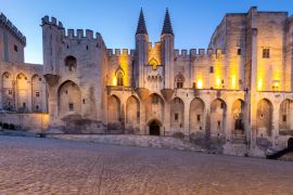 Lais Puzzle - Avignon. Provence. Die zentrale Fassade des Papstpalastes in der Morgendämmerung - 2.000 Teile