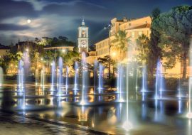 Lais Puzzle - Schöner Springbrunnen auf dem Place Massena in Nizza bei Nacht. Frankreich - 1.000 Teile