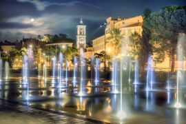 Lais Puzzle - Schöner Springbrunnen auf dem Place Massena in Nizza bei Nacht. Frankreich - 2.000 Teile