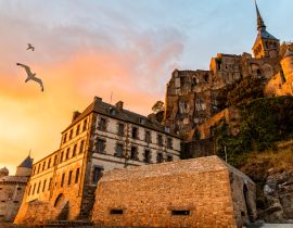 Lais Puzzle - Möwen im Flug über dem dramatischen Sonnenuntergang auf dem Mont Saint-Michel - 40, 100, 200, 500, 1.000 & 2.000 Teile