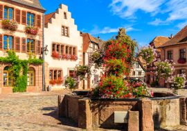 Lais Puzzle - Bunte Häuser auf einem Platz im Dorf Bergheim an der elsässischen Weinstraße, Frankreich - 1.000 Teile