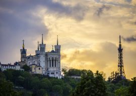 Lais Puzzle - Schöner Sonnenuntergang über dem großen Platz La Place Bellecour in Lyon - 1.000 Teile