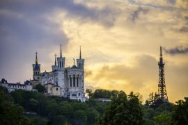 Lais Puzzle - Schöner Sonnenuntergang über dem großen Platz La Place Bellecour in Lyon - 2.000 Teile