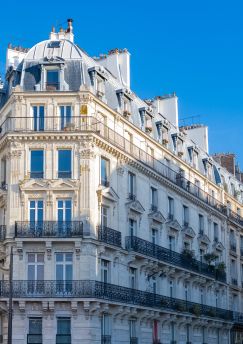 Lais Puzzle - Paris, Pariser Fassade in einem schicken Viertel, typischer Balkon und Fenster in der Rue Montmartre - 1.000 Teile