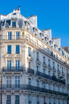 Lais Puzzle - Paris, Pariser Fassade in einem schicken Viertel, typischer Balkon und Fenster in der Rue Montmartre - 2.000 Teile