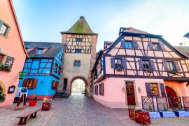 Lais Puzzle - Traditionelle, farbenfrohe Fachwerkhäuser in Turckheim, Weinstraße, zu Weihnachten geschmückt, Frankreich - 2.000 Teile