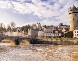 Lais Puzzle - Laval, schöne französische Stadt, Panorama des Flusses und typische Häuser im alten Zentrum, Innenstadt unter den Fluten, der Fluss im Hochwasser - 40, 100, 200, 500, 1.000 & 2.000 Teile