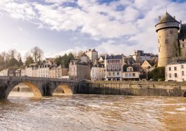 Lais Puzzle - Laval, schöne französische Stadt, Panorama des Flusses und typische Häuser im alten Zentrum, Innenstadt unter den Fluten, der Fluss im Hochwasser - 1.000 Teile