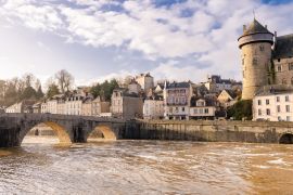 Lais Puzzle - Laval, schöne französische Stadt, Panorama des Flusses und typische Häuser im alten Zentrum, Innenstadt unter den Fluten, der Fluss im Hochwasser - 2.000 Teile