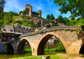 Lais Puzzle - Belcastel - wunderschönes berühmtes touristisches Dorf im Aveyron, Frankreich - 1.000 Teile
