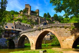 Lais Puzzle - Belcastel - wunderschönes berühmtes touristisches Dorf im Aveyron, Frankreich - 2.000 Teile