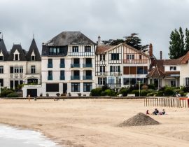Lais Puzzle - Häuserfassade in Pouliguen, an der französischen Atlantikküste - 40, 100, 200, 500, 1.000 & 2.000 Teile