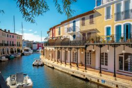 Lais Puzzle - Bunte Häuser und Boote auf einem Kanal in Port Grimaud, an der französischen Riviera - 2.000 Teile
