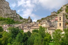 Lais Puzzle - Kleine französische mittelalterliche Stadt zwischen zwei felsigen Hügeln und dem Fluss Var, Gemeinde Entrevaux, Region Provence-Alpes-Côte d'Azur - 2.000 Teile
