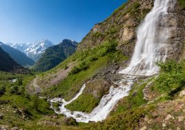 Lais Puzzle - Der berühmteste Wasserfall des Ecrins-Nationalparks: Le Voile de La Mariée. Valgaudemar-Tal im Sommer, Hautes-Alpes, Französische Alpen - 1.000 Teile