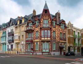 Lais Puzzle - Alte, farbenfrohe und typische Häuser an der Küste in der Stadt Mer-les-Bains - 40, 100, 200, 500, 1.000 & 2.000 Teile