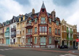 Lais Puzzle - Alte, farbenfrohe und typische Häuser an der Küste in der Stadt Mer-les-Bains - 1.000 Teile