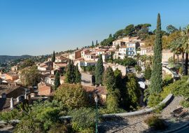 Lais Puzzle - Blick auf das alte Dorf Bormes les Mimosas in der Region Provence, Frankreich - 1.000 Teile