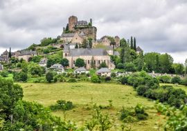 Lais Puzzle - Die Stadt Turenne ist bekannt für ihre charakteristische Lage auf einem Felsen und wurde von Les Plus Beaux Villages de France als eines der schönsten Dörfer Frankreichs ausgezeichnet - 1.000 Teile