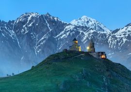 Lais Puzzle - Blick auf eine alte Kirche in der Dämmerung in Georgien - 1.000 Teile