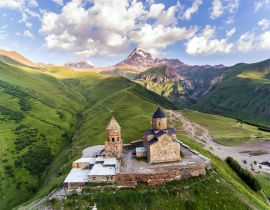 Lais Puzzle - Gergeti Dreifaltigkeitskirche oder Tsminda Sameba - Heilige Dreifaltigkeitskirche in der Nähe des Dorfes Gergeti in Georgien - 40, 100, 200, 500, 1.000 & 2.000 Teile