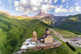 Lais Puzzle - Gergeti Dreifaltigkeitskirche oder Tsminda Sameba - Heilige Dreifaltigkeitskirche in der Nähe des Dorfes Gergeti in Georgien - 2.000 Teile
