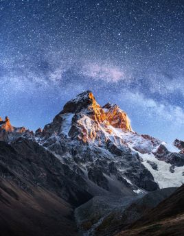 Lais Puzzle - Fantastischer Sternenhimmel. Herbstlandschaft mit schneebedeckten Gipfeln. Kaukasischer Hauptkamm. Bergblick vom Berg Ushba Meyer, Georgien. Europa - 40, 100, 200, 500, 1.000 & 2.000 Teile