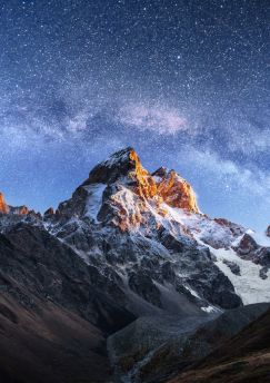 Lais Puzzle - Fantastischer Sternenhimmel. Herbstlandschaft mit schneebedeckten Gipfeln. Kaukasischer Hauptkamm. Bergblick vom Berg Ushba Meyer, Georgien. Europa - 1.000 Teile