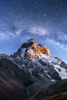 Lais Puzzle - Fantastischer Sternenhimmel. Herbstlandschaft mit schneebedeckten Gipfeln. Kaukasischer Hauptkamm. Bergblick vom Berg Ushba Meyer, Georgien. Europa - 2.000 Teile
