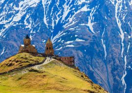 Lais Puzzle - Dreifaltigkeitskirche Gergeti (Tsminda Sameba), Dreifaltigkeitskirche in der Nähe des Dorfes Gergeti in den kaukasischen Bergen, Georgien - 1.000 Teile