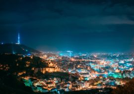 Lais Puzzle - Tiflis, Georgien. Top View of Cityscape Skyline Stadt in der Nacht Beleuchtungen. Georgische Hauptstadt - 1.000 Teile