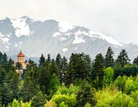 Lais Puzzle - Landschaft mit einer Kirche im Kaukasusgebirge von Swaneti, Georgien - 40, 100, 200, 500, 1.000 & 2.000 Teile