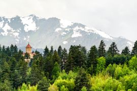 Lais Puzzle - Landschaft mit einer Kirche im Kaukasusgebirge von Swaneti, Georgien - 2.000 Teile
