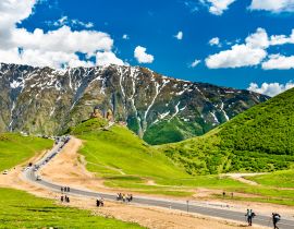 Lais Puzzle - Touristen auf dem Weg zur Dreifaltigkeitskirche Gergeti unter dem Berg Kazbegi in Georgien - 40, 100, 200, 500, 1.000 & 2.000 Teile