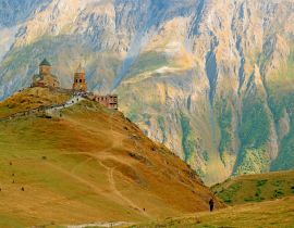 Lais Puzzle - Atemberaubende Aussicht auf die Dreifaltigkeitskirche von Gergeti oder Tsminda Sameba auf dem Hügel mit einer Besuchergruppe, Stadt Stepantsminda, Georgien - 40, 100, 200, 500, 1.000 & 2.000 Teile