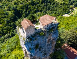 Lais Puzzle - Katskhi-Säule im Dorf Zestafoni aus einer Drohne, Georgien - 40, 100, 200, 500, 1.000 & 2.000 Teile