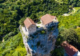 Lais Puzzle - Katskhi-Säule im Dorf Zestafoni aus einer Drohne, Georgien - 1.000 Teile