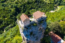 Lais Puzzle - Katskhi-Säule im Dorf Zestafoni aus einer Drohne, Georgien - 2.000 Teile