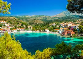 Lais Puzzle - Assos auf der Insel Kefalonia in Griechenland. Blick auf die schöne Bucht des Dorfes Assos, Insel Kefalonia, Griechenland - 1.000 Teile