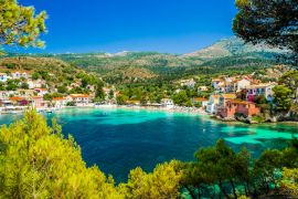 Lais Puzzle - Assos auf der Insel Kefalonia in Griechenland. Blick auf die schöne Bucht des Dorfes Assos, Insel Kefalonia, Griechenland - 2.000 Teile
