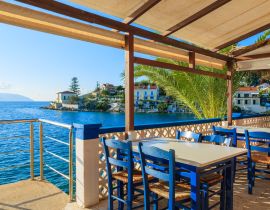 Lais Puzzle - Blaue Stühle mit Tischen in einer traditionellen griechischen Taverne im Hafen von Fiskardo, Insel Kefalonia, Griechenland - 40, 100, 200, 500, 1.000 & 2.000 Teile