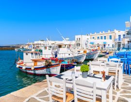 Lais Puzzle - Tavernentische und typische griechische Fischerboote im Hafen von Naoussa, Insel Paros, Kykladen, Griechenland - 40, 100, 200, 500, 1.000 & 2.000 Teile