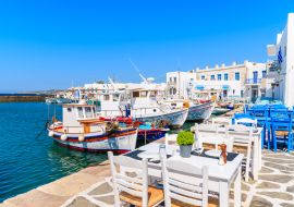 Lais Puzzle - Tavernentische und typische griechische Fischerboote im Hafen von Naoussa, Insel Paros, Kykladen, Griechenland - 1.000 Teile