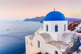 Lais Puzzle - Malerischer Blick auf die Altstadt von Oia auf der Insel Santorin, weiße Häuser, Windmühlen und Kirche mit blauen Kuppeln, Griechenland - 2.000 Teile